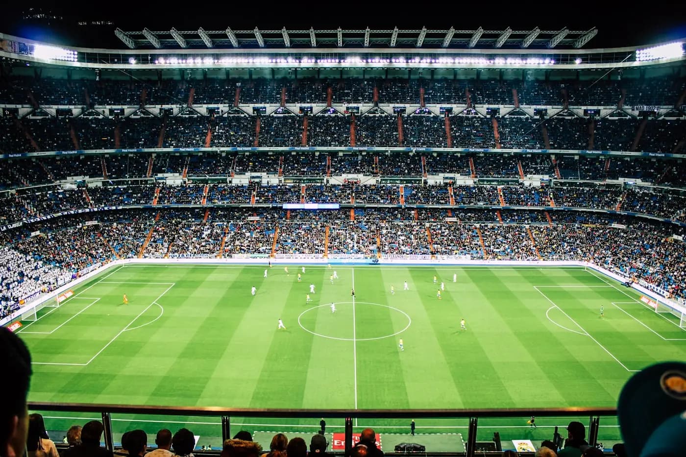 IPTV Liga Portugal e Benfica TV — guia para fãs Estádio de futebol com jogo em direto à noite